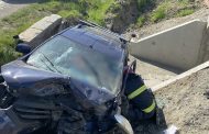 Accident în Argeș. Mașină intrată într-un cap de pod