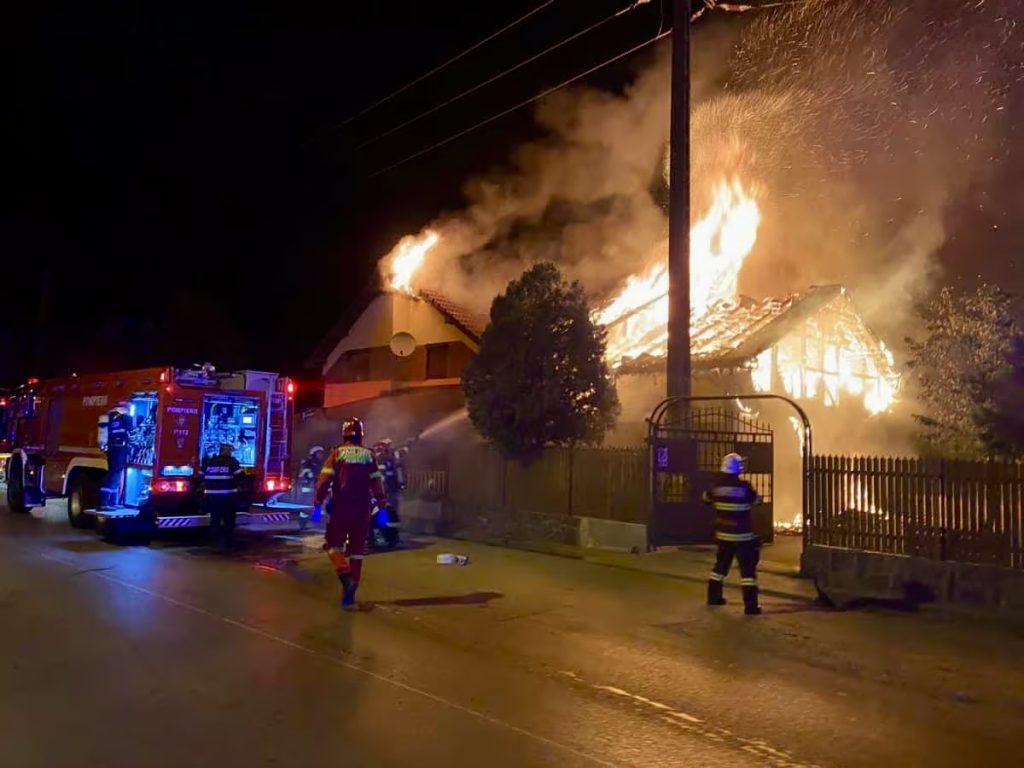Incendiu cu victime în Argeș! Pericol de propagare la casa din apropiere