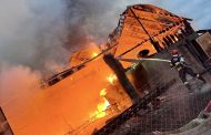 Incendiu de proporții! Risc de extindere la clădirile din apropiere