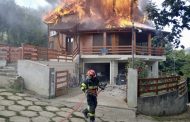 Acum! Incendiu puternic într-o gospodărie din județul Argeș