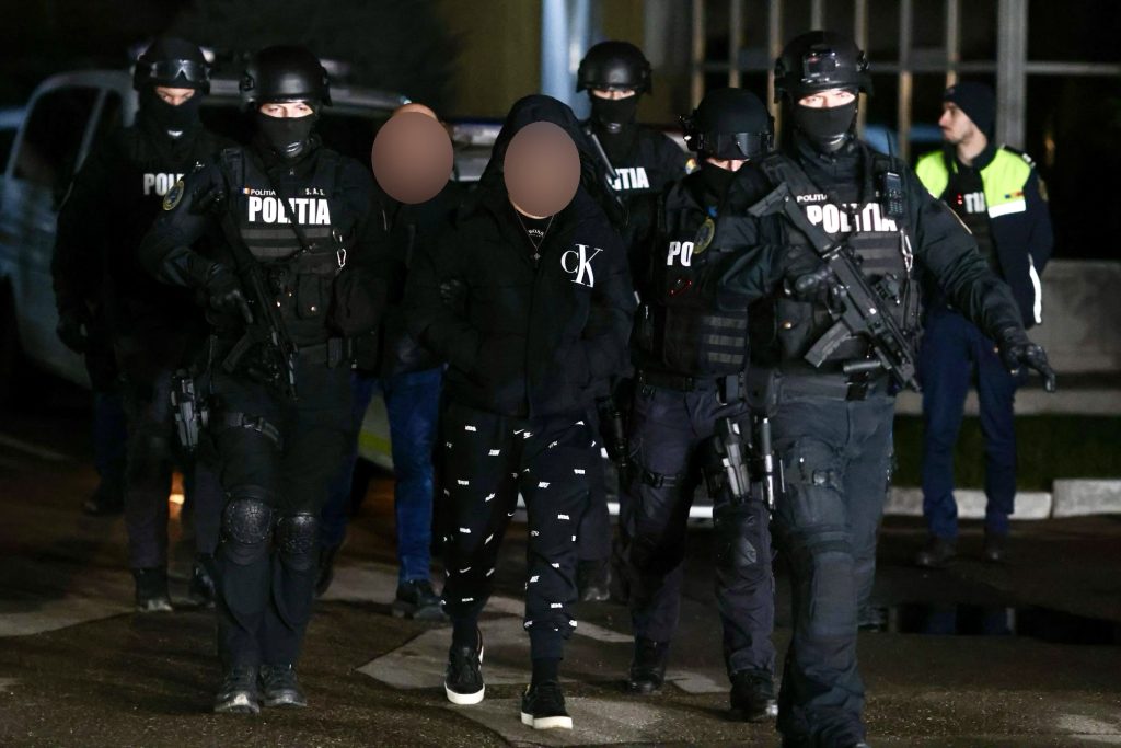 Poza pentru articolul Argeș: Descinderi în forță urmate de arestări!