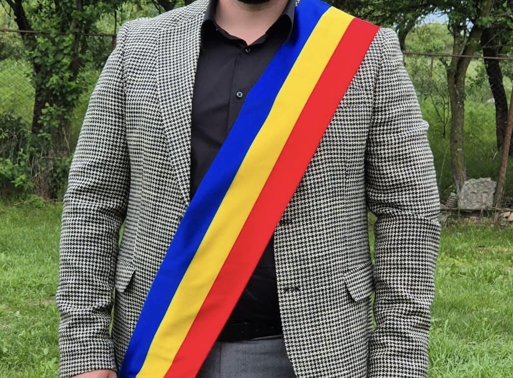 Cutremur în administrație! Primarul și doi angajați, ridicați de polițiști