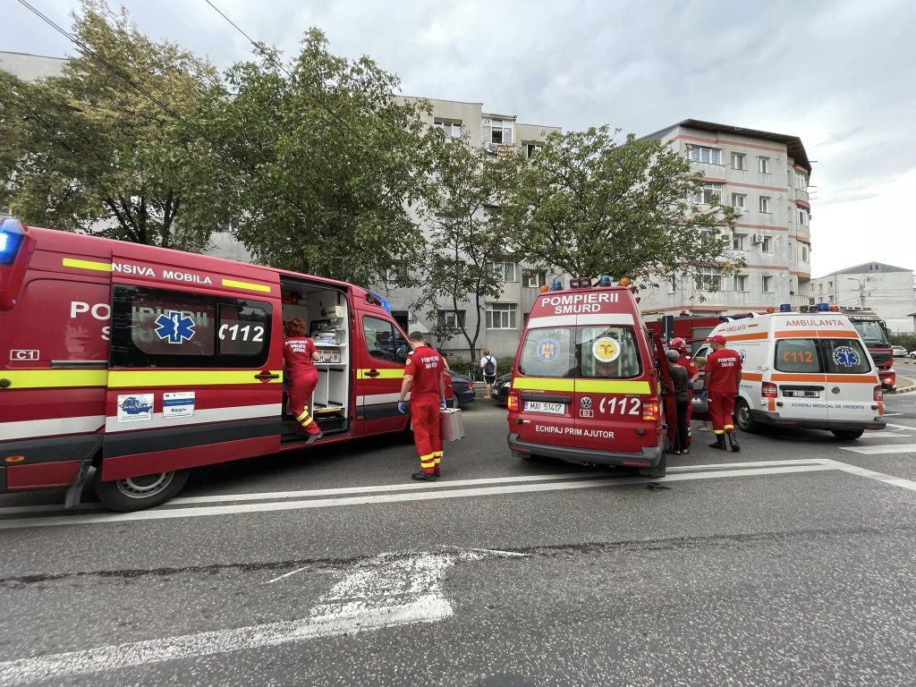 Descoperire cutremurătoare într-un bloc. Femeie găsită fără suflare