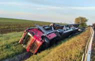 Autotren cu mașini răsturnat pe A1! Traficul se desfășoară cu restricții