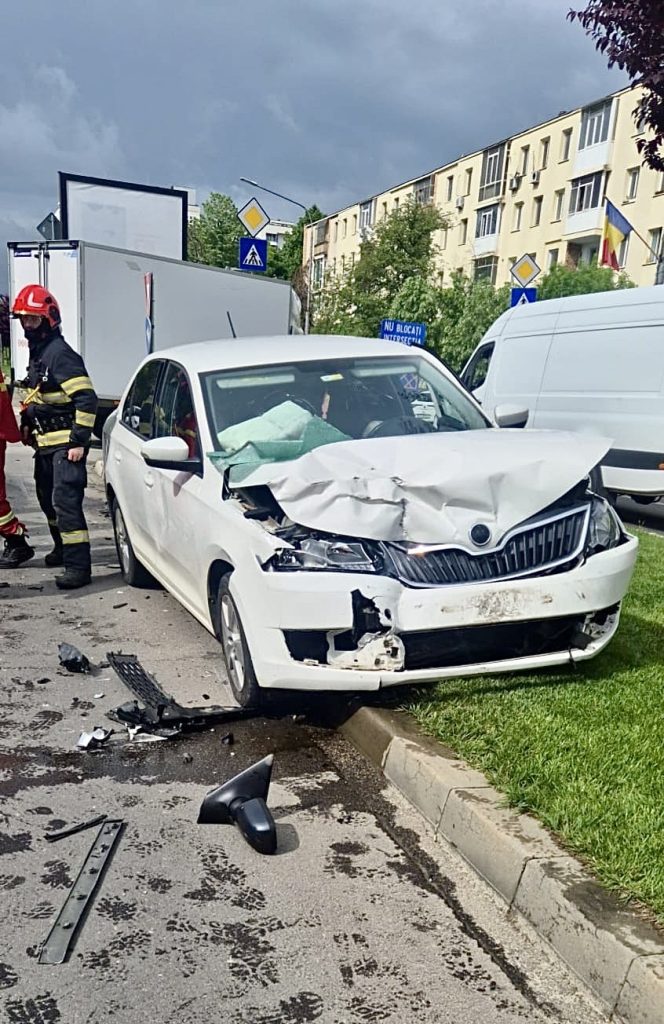 Poza pentru articolul Accident rutier în Pitești! Două persoane asistate medical