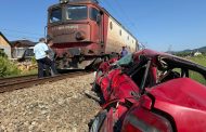 Accident feroviar în Argeș. Un autoturism a fost acroșat de tren