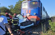 Mașină spulberată de tren! Două persoane au murit pe loc