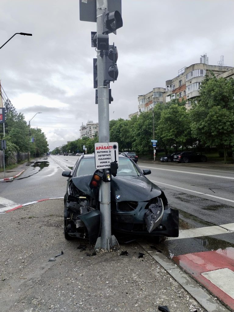 Poza pentru articolul Haos în Pitești! Un șofer de BMW a făcut praf un semafor din Găvana