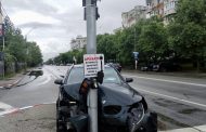 Haos în Pitești! Un șofer de BMW a făcut praf un semafor din Găvana