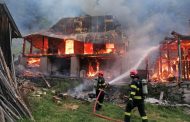 Incendiu devastator! Două case în flăcări, victimă cu arsuri grave