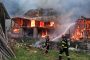 Incendiu devastator! Două case în flăcări, victimă cu arsuri grave