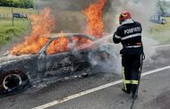 Mașină cuprinsă de flăcări în Argeș! Pompierii intervin de urgență