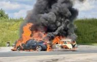 Două autoturisme cuprinse de flăcări în Argeș!