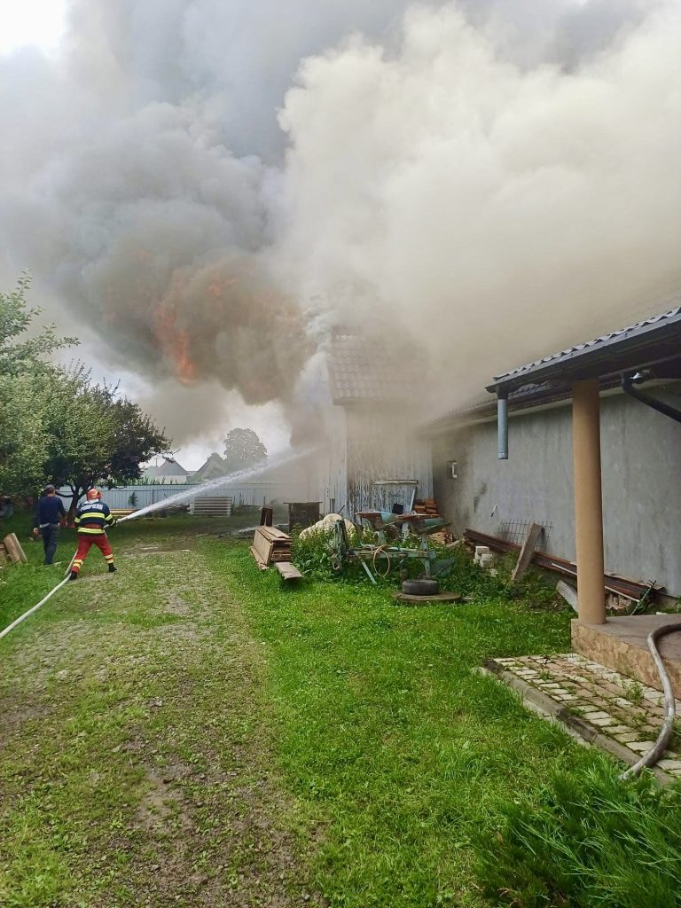 Poza pentru articolul Flăcări în Argeș! Incendii izbucnite la o casă și o altă construcție
