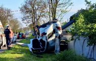 În această dimineață! S-a răsturnat cu mașina și a distrus un stâlp de curent