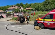 Ultima oră! O femeie a murit după ce a fost prinsă sub mașina răsturnată