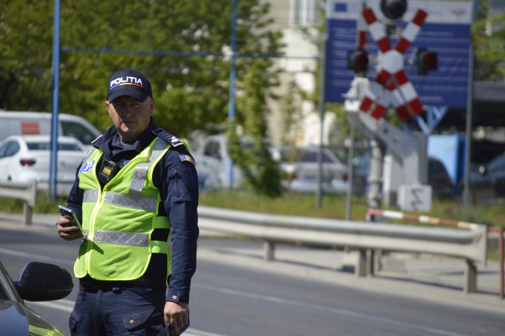 Poza pentru articolul Polițiști înjurați ca la ușa cortului de un bărbat din Argeș. Acum plătește scump!