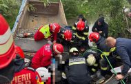 Șofer salvat în ultimul moment după ce autobasculanta s-a prăbușit într-un râu