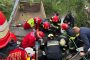 Șofer salvat în ultimul moment după ce autobasculanta s-a prăbușit într-un râu