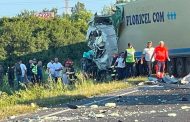 Tragedie în această dimineață! Un șofer de TIR a murit după impactul dintre două autotrenuri