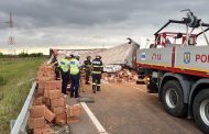 A murit după ce un autotren cu cărămizi s-a răsturnat peste maşina în care se afla!