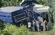 Ultima oră! TIR spulberat de o locomotivă de tren