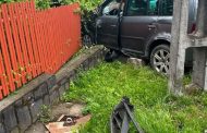 Patru persoane, între care doi copii, rănite după ce o maşină a intrat într-un gard