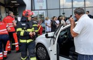 Un taximetrist a intrat cu mașina într-un grup de oameni la mall! Șoferul spune că nu înțelege ce s-a întâmplat