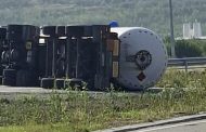 Autocisternă cu combustibil răsturnată pe DN7, la Cotmeana. Trafic blocat