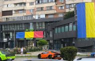 Centrul Piteștiului, îmbrăcat în Tricolor! Clinica de medicină dentară „Dr. Teo” marchează spectaculos Ziua Drapelului Național