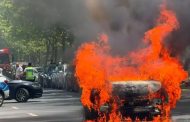 Un autoturism a ars ca o torță într-o localitate din județul Argeș
