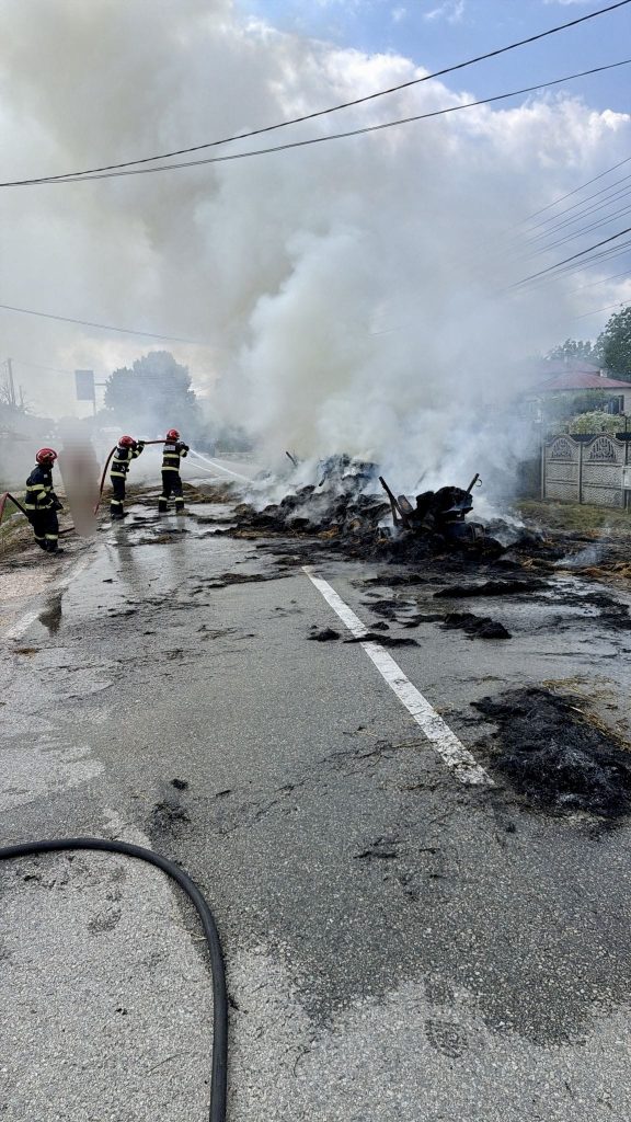 Poza pentru articolul Incendiu în Argeș după ce două tone de baloți au luat foc. Un bărbat a ajuns la spital cu arsuri