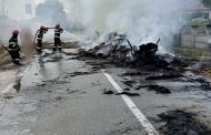 Incendiu în Argeș după ce două tone de baloți au luat foc. Un bărbat a ajuns la spital cu arsuri