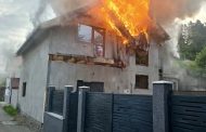 Chiar în aceste momente! Incendiu izbucnit într-o gospodărie din Argeș