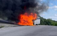 La un pas de tragedie! Mașină înghițită de flăcări