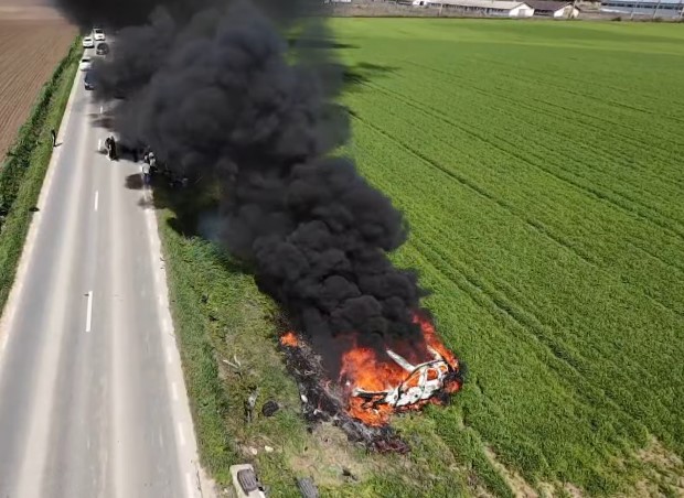 Poza pentru articolul Mașină cuprinsă de flăcări după un impact între două autoturisme la Stâlpeni