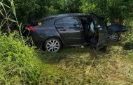 O femeie a murit după ce mașina în care se afla s-a izbit de un copac