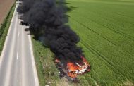 Mașină cuprinsă de flăcări după un impact între două autoturisme la Stâlpeni