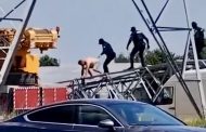 Încătușat pe propriul teren! Ce a pățit un bărbat care a încercat să oprească Transelectrica în curtea lui