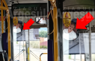 Somn de voie pe banii călătorilor? Un șofer Publitrans, surprins dormind la volan într-o stație din Pitești