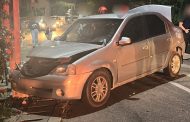 Accident la Mioveni: O mașină a lovit un stâlp de electricitate, un bărbat a ajuns la spital