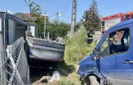 Accident în Argeș. O mașină s-a răsturnat pe plafon după impactul cu un alt autoturism