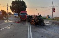 Accident grav în această dimineață! Un microbuz a luat foc după impactul cu un autotren