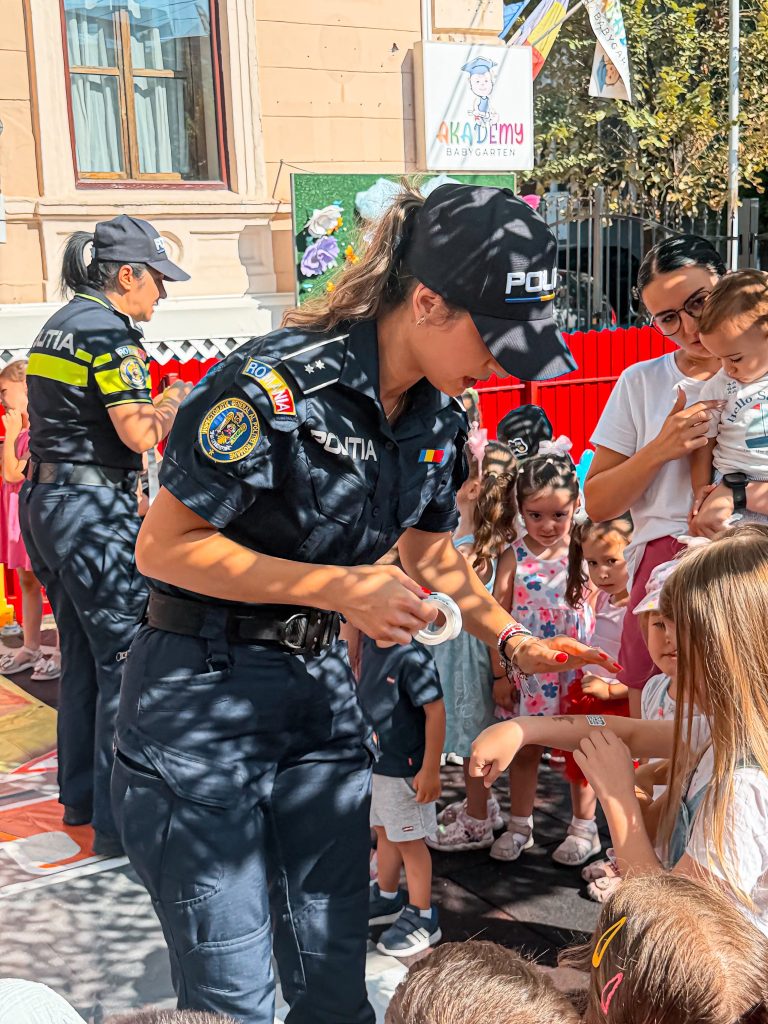 Poza pentru articolul Lecție de siguranță și responsabilitate la creșa și grădinița privată Akademy Babygarten din Pitești. Nino a cucerit inima prichindeilor!