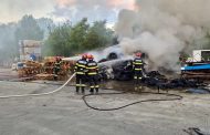 Incendiu la o fabrică din Câmpulung. Zeci de baloți cu materiale textile au ars