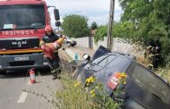 Mașină răsturnată după impactul cu un cap de pod, în Oarja. O femeie a fost rănită