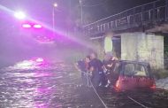 Mașină blocată în albia Râului Târgului, la Câmpulung. Doi bărbați au fost salvați de pompieri