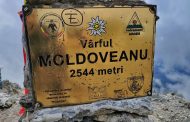 Viitură în Argeș: drumul spre Vârful Moldoveanu a fost rupt, 50 de persoane au rămas izolate
