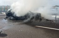 Accident pe DEx12, urmat de incendiu! Mașina a intrat în parapet și s-a făcut scrum