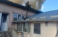 Incendiu de proporții în Lunca Corbului. Acoperișul casei și două anexe au ars